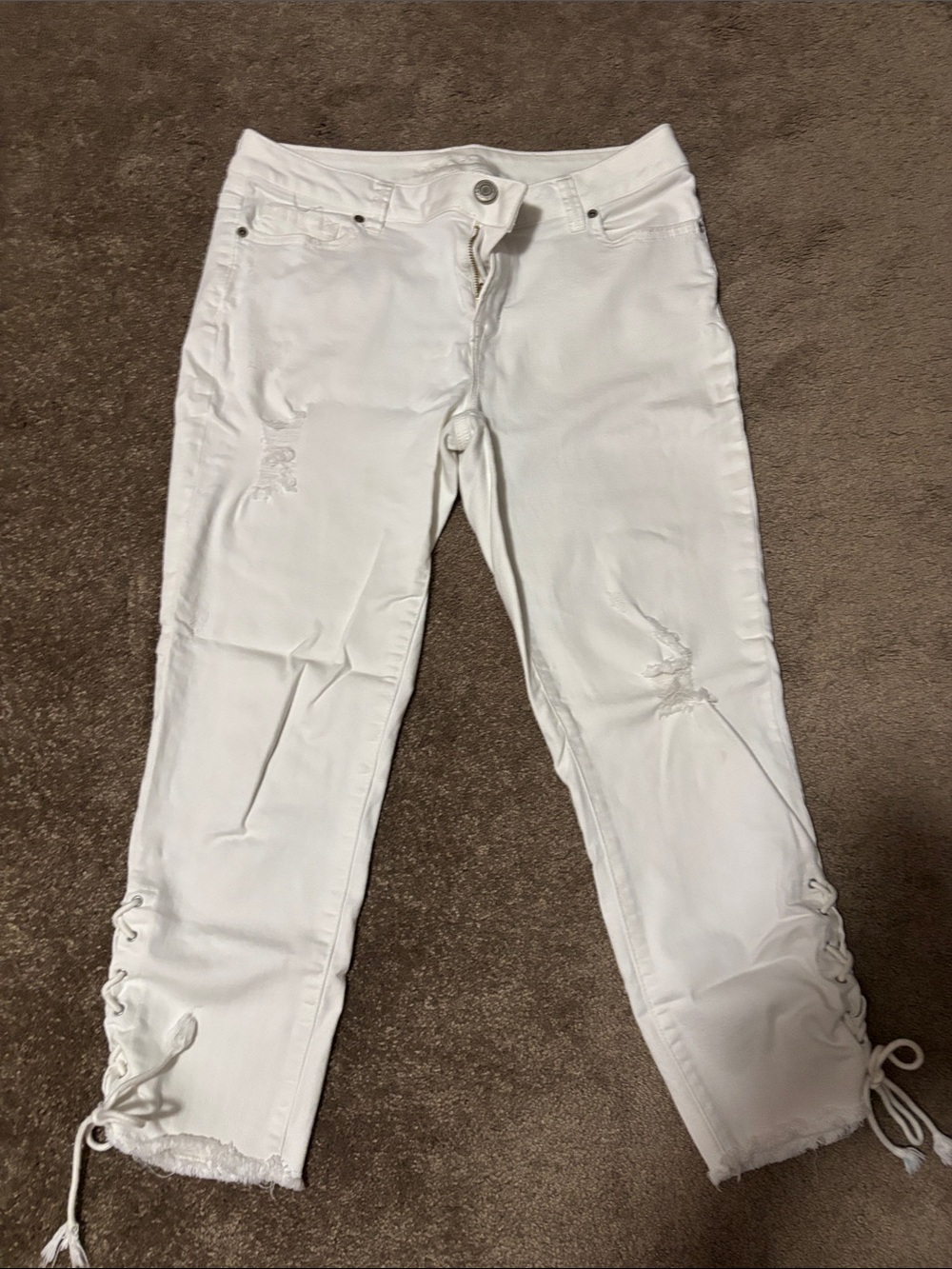 Maurice’s White Cropped Drawstring Ankle Jeans size 9/10.. runs large.